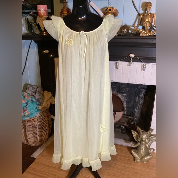 1960’s Green Ruffle Trim Rose Detail Nylon Lingerie Night Gown Small - Picture 3 of 11